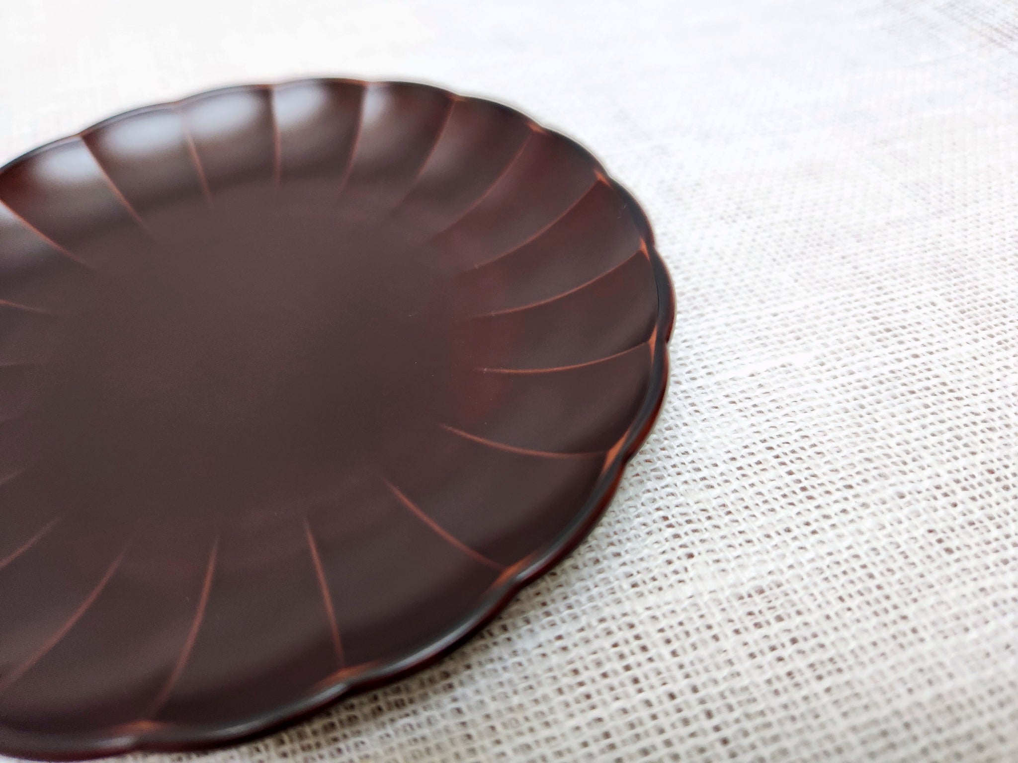 10.5㎝菊小皿 溜(艶消)【00208120】 – 大阪漆器オンラインストア