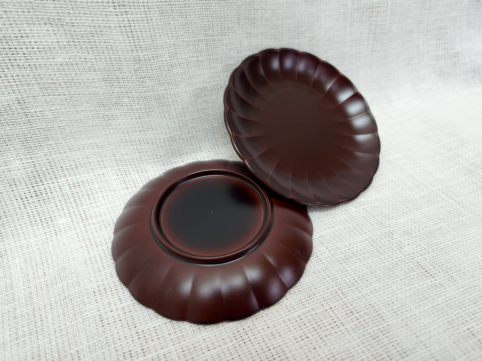 10.5㎝菊小皿 溜(艶消)【00208120】 – 大阪漆器オンラインストア